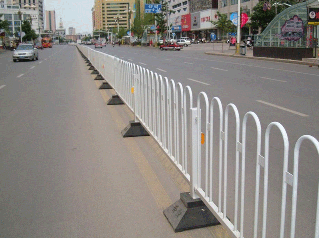 广西锌钢护栏厂家：市政护栏安装要求